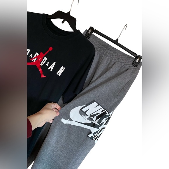 Boys NIKE AIR JORDAN Short Sleeve Top & Joggers Sweatpants Outfit Set L - Picture 2 of 5
